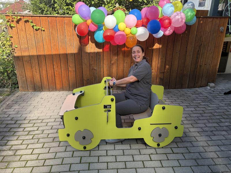 Spielauto im Garten